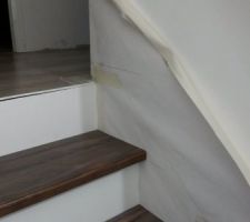 Escalier en béton avec contremarche enduite et marche en bois - Traçage de la plainte de l'escalier