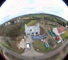 Chantier à l'arrêt ! Charpente bâchée en attente des couvreurs