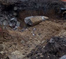 Découverte des gravats + fondation de la maison existante pendant le terrassement.
Société Alex Renov ne reviendra jamais pour nettoyer le terrain comme convenu!