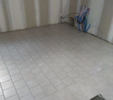 Le garage est fait en carreaux grès cérame pleine masse. 30x30 et 15x15 en tapis