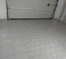 Le garage est fait en carreaux grès cérame pleine masse. 30x30 et 15x15 en tapis