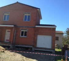 Fenêtre non aligné, terrain non plan ... aucune harminsation de prévue, maison bien trop haute par rapport à la route