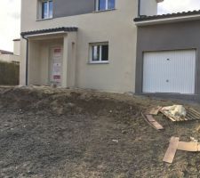 Accès extérieur impossible, à ce jour cela n'a pas bougé et le constructeur refuse de faire quoique ce soit, je ne peux pas accéder à mon garage et ce n'est pas conforme au plan initial...