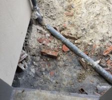 Etat actuel pour accéder à mon cellier, 60 cm de hauteur aucun remblai, le constructeur ne veut rien faire, il appelles cela du paysagement. Je ne peux pas accéder à ma maison.