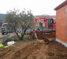 Remblaiement partiel et remise en forme du terrain façade EST