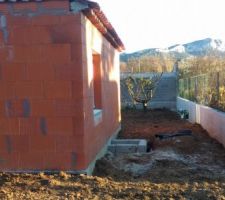 Remblaiement partiel et remise en forme du terrain façade Ouest avec "courette" dite à 'l'anglaise"