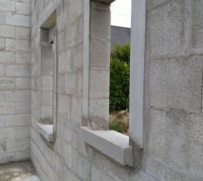 10-09-2017 Il y a eu 18 jours de ma&ccedil;onnerie sur 44 possibles soit un rendement de 41%, fin d'une grande partie de la ma&ccedil;onnerie..
Reste l'arase des pignons pour la r&eacute;alisation de la toiture suite &agrave; la pose de la charpente