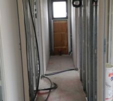Avancement des poses de plaques Fermacell (le couloir et les futurs toilettes au fond)