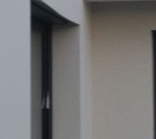 06-11-2017, détail de ce gros défaut de réalisation de la partie haute de la baie, le profil aluminium était pourtant parfaitement horizontale.