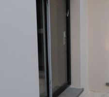 27-10-2017, second jour de réalisation du crépis, gros défaut de réalisation de la partie haute de la baie, le profil aluminium était pourtant parfaitement horizontale.