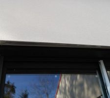 27-10-2017, détail de ce gros défaut de réalisation de la partie haute de la baie, le profil aluminium était pourtant parfaitement horizontale.