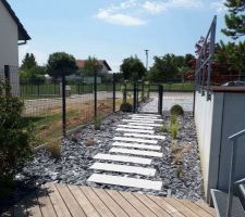 Tr&egrave;s bon travail de notre paysagiste. Une belle finition qui met bien la maison en valeur. Super boulot !