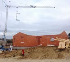 Mise en place de la grue pour la toiture.