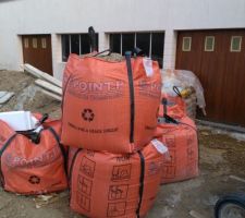 27-06-2017 Stockage des mat&eacute;riaux sur le terrain.