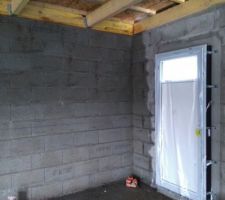 08-11-2017 Structure bois ayant pris l'eau depuis plusieurs jours, voir plusieurs semaines... Mur d&eacute;tremp&eacute;, Malgr&eacute; les messages et relances.