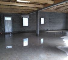 08-11-2017 Structure bois ayant pris l'eau depuis plusieurs jours, voir plusieurs semaines...Mur d&eacute;tremp&eacute;. Malgr&eacute; les messages et relances.