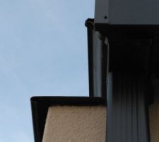 14-11-2017 Gouttière du toit mono-pente, dont l'étanchéité est à revoir puisque les infiltrations d'eau sont toujours là.