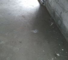 16-11-2017 La dalle b&eacute;ton du vide sanitaire, isol&eacute;e et feraill&eacute;e a &eacute;t&eacute; per&ccedil;&eacute;e par le CDT pour &eacute;vacuer l'eau...