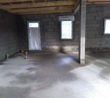 16-11-2017 La dalle b&eacute;ton du vide sanitaire, isol&eacute;e et feraill&eacute;e a &eacute;t&eacute; per&ccedil;&eacute;e par le CDT pour &eacute;vacuer l'eau...