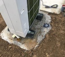 Le béton fait vite fait pour guider l'eau, ça sera caché au final par un abri car c'est pas beau du tout mais c'est très fonctionnel