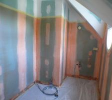 Préparation murs de la salle de bain : primaire d'accrochage