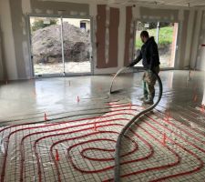 Coulage de chape en cours au rez-de-chaussée