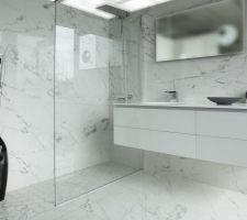 Nous avons choisi un carrelage et faience effet marbre pour notre SDB du haut, acheté chez POINT P