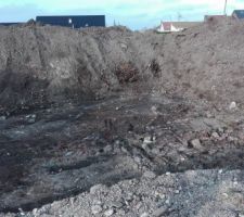 D&eacute;but des travaux ce vendredi 23 mars , il a fallu creuser plus profond&eacute;ment que pr&eacute;vu pour trouver un bon sol. Nous devrons donc envisager un radier pour la construction.