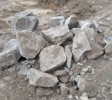 Des gros blocs (granit ?)