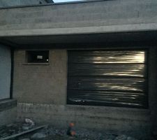 Entrée et porte de garage