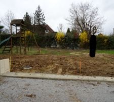 Notre terrain en forme de L : l'entr&eacute;e se situe entre les 2 piquets jaune, il va jusqu'&agrave; la haie, puis &agrave; gauche jusqu'au fond.