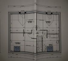 Plan de l'étage avec sous-pente, par rapport aux contraintes du PLU (même si nous venons d'apprendre que des voisins ont visiblement eu l'idée de faire un toit plat et que ça passait). On ne peut pas penser à tout.