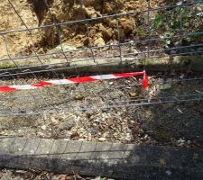 Le trottoir de l'allée privée.