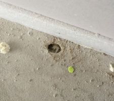 Gros trou rempli de « mousse »? Jusqu?à on ne sait où , plus loin que le doigt ne permet de gratter en tout cas