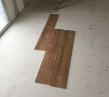 Carrelage immitation parquet chêne qui sera posé dans l'autre sens.