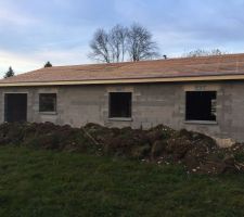 On attaque la charpente , jusque là le chantier avance plus que bien