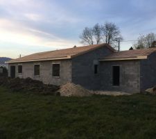 On attaque la charpente , jusque là le chantier avance plus que bien