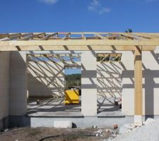 Auvent devant la porte d'entrée.