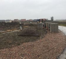 Terrassement en cours. Il en faut du matériel!!!