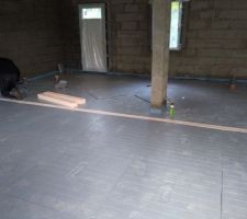 21-11-2017 Pose des plaques d'isolation pour plancher chauffant.