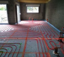 24-11-2017 Pose du circuit d'eau pour plancher chauffant.