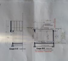 8-12-2017 Coupe BB on aperçoit la gouttière en limite de propriété et un profil Zinc sous la gouttière, le problème d'étanchéité est du au départ a une non prise en compte de ma demande de mettre une bâche sur le toit mono-pente en attendant la livraison du profil et de la gouttière.
Puis à une mauvaise réalisation du profil zinc, mais cela sera réparé par l'ajout d'un nouveau profil Aluminium sous le profil zinc, le long du mur se trouvant en limite de propriété.