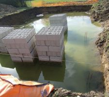 Parpaings et matériaux noyés dan l'eau