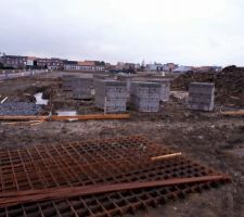 Fondations coulées. 20m3 de béton. Prochaines étapes les trois rangées de parpaings.