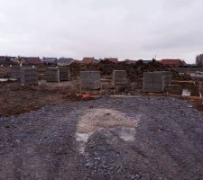 Fondations coulées. 20m3 de béton. Prochaines étapes les trois rangées de parpaings.