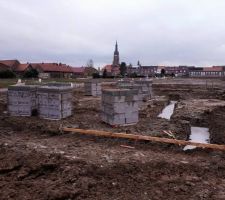 Fondations coulées. 20m3 de béton. Prochaines étapes les trois rangées de parpaings.