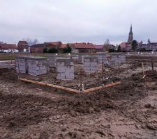 Fondations coulées. 20m3 de béton. Prochaines étapes les trois rangées de parpaings.