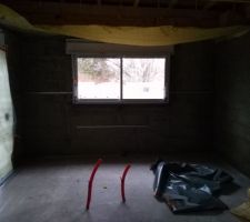 11-12-2017 Cette partie de la maison est en attente d'un nettoyage complet de la charpente et des plaques OSB du toit mono-pente attaqués par les champignons suite à des semaines d'exposition à l'eau sans protection et d'une mauvaise ventilation qui doit être rectifiée dans les semaines à venir.