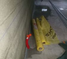 11-12-2017 Cette partie de la maison est en attente d'un nettoyage complet de la charpente et des plaques OSB du toit mono-pente, attaqués par les champignons suite à des semaines d'exposition à l'eau sans protection et d'une mauvaise ventilation qui doit être rectifiée dans les semaines à venir.