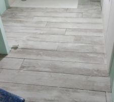 Enfin le carrelage de la salle de bain !
Tellement que je regerette qu'on ai pas craqué pour le mettre dans toute la maison. Mais peut etre qu'on se serait lassé aussi ...